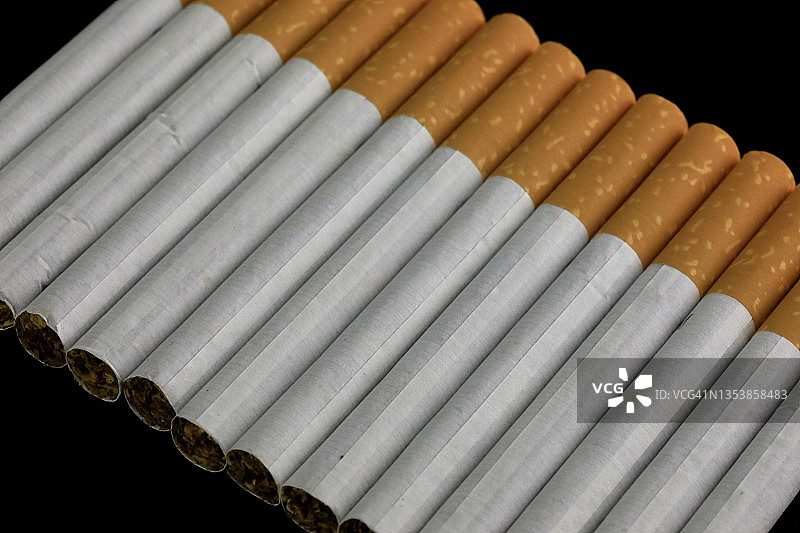 黑色背景上的一排香烟图片素材