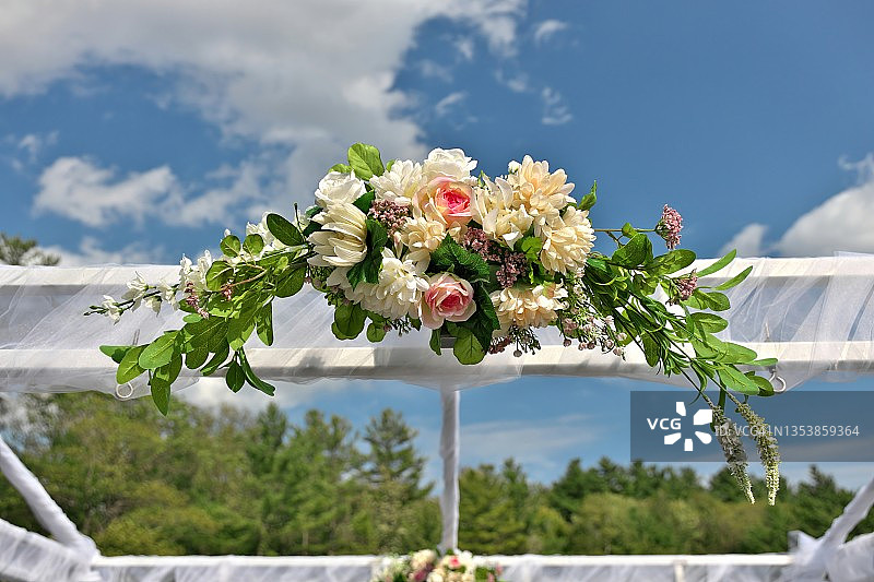 户外婚礼圣坛上的繁茂花束图片素材
