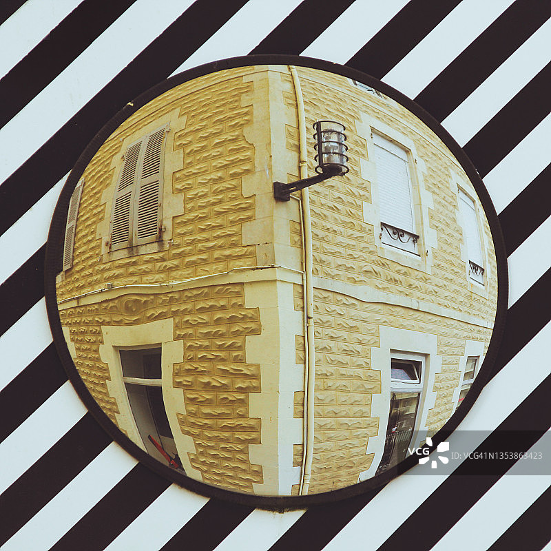 凸面镜中反射的建筑图片素材