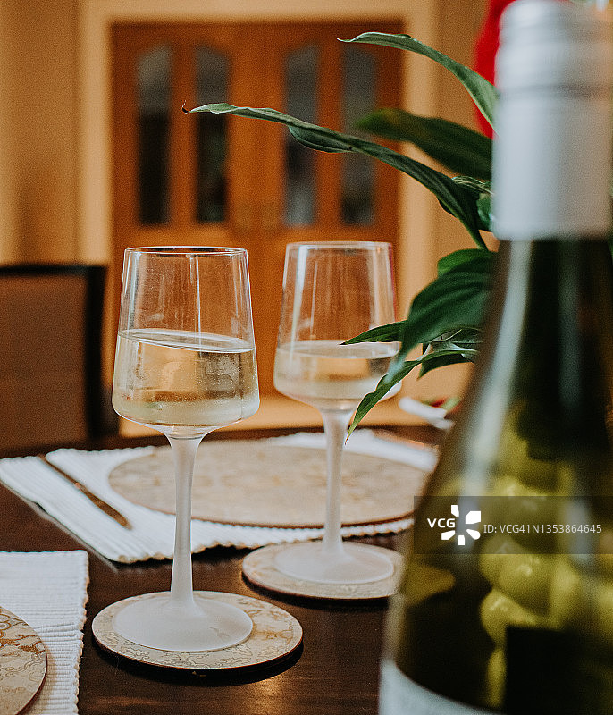 桌上的两杯冰镇清爽白葡萄酒图片素材
