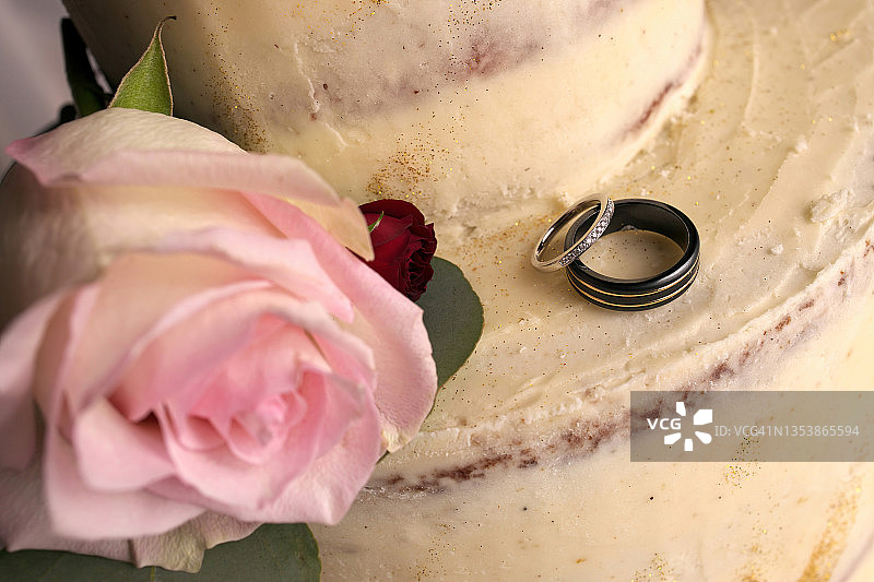 白色婚礼蛋糕上的精美结婚戒指图片素材