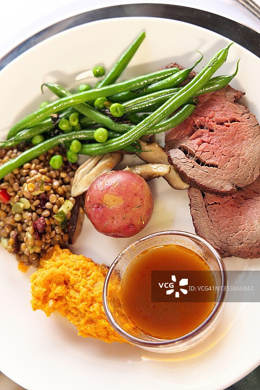 搭配时令蔬菜的精致肋眼牛排晚餐图片素材