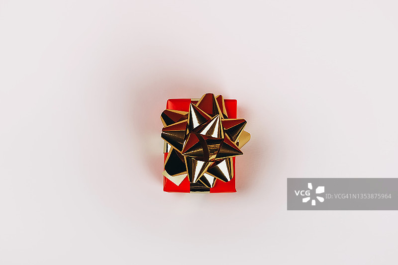 金色丝带红色礼品盒图片素材