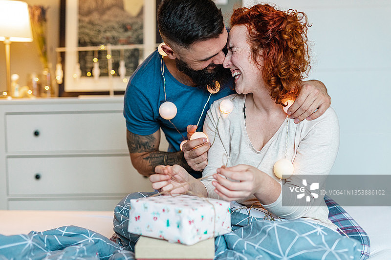 年轻夫妇互赠圣诞礼物图片素材