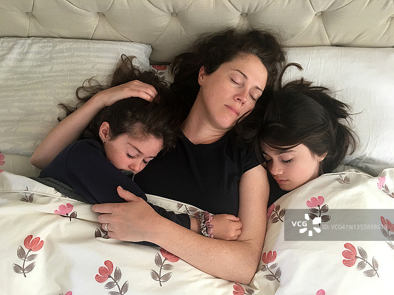 母女同床共眠图片素材