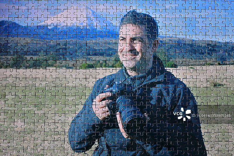 户外手持专业相机旅行摄影师人像图片素材