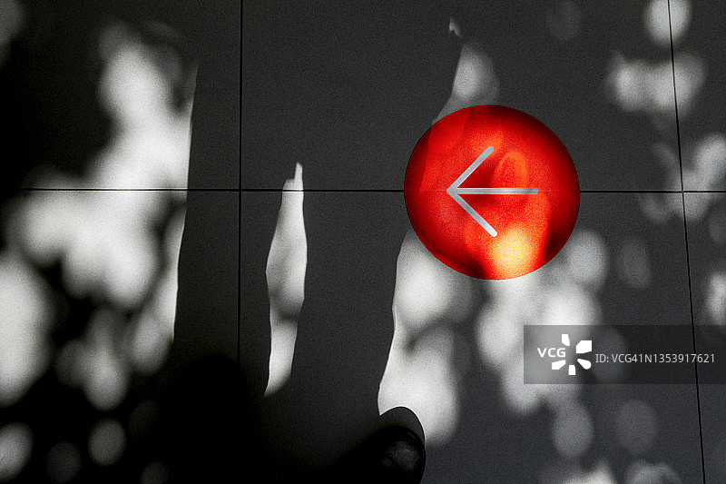 地面上的红色箭头图片素材