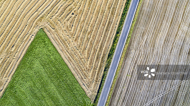 穿过农田的乡村道路图片素材