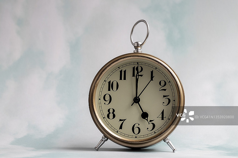 蓝色斑驳背景上的时钟图片素材