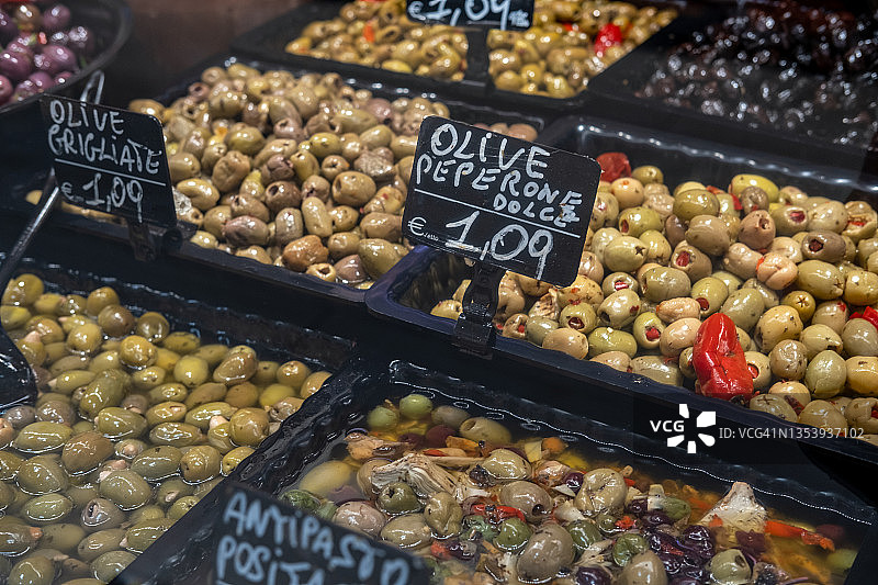 农贸市场上的意大利橄榄图片素材