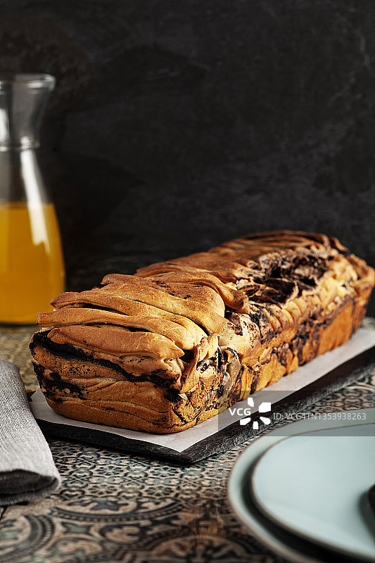 橄榄酱面包卷——橄榄泥扭 twisted 面包、奶油面包、咸味面包卷、面包卷、意式香肠卷，内馅橄榄泥、馅饼、咸味糕点图片素材