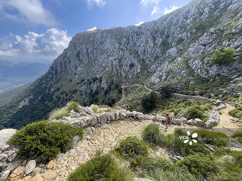 在特拉蒙塔纳山脉徒步的女人，马略卡岛，西班牙巴利阿里群岛图片素材