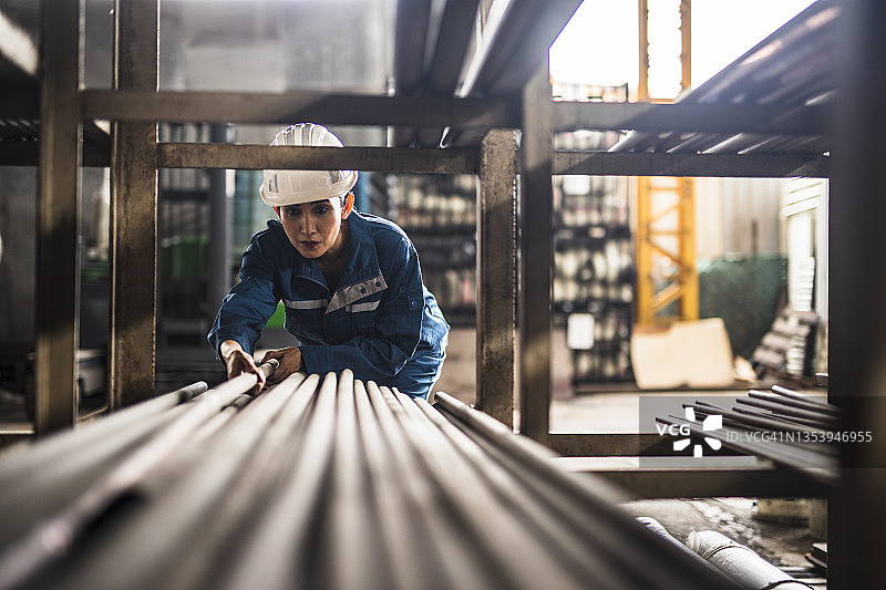 在钢铁厂工作的女工图片素材