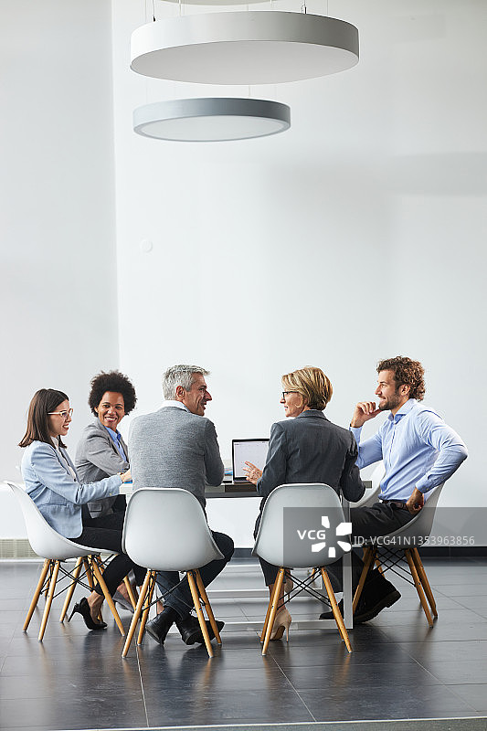 现代办公室中的商务会议图片素材