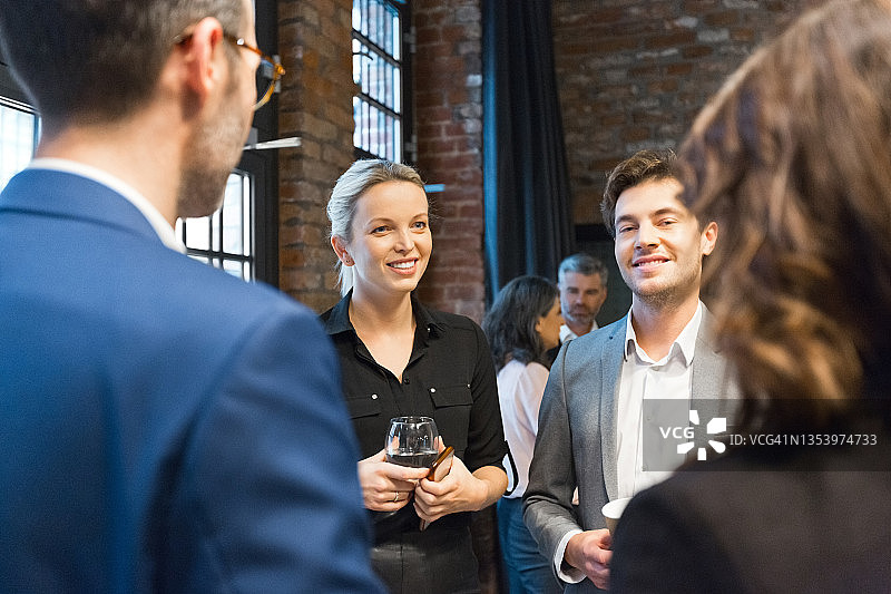 商务人士在研讨会上喝咖啡休息图片素材