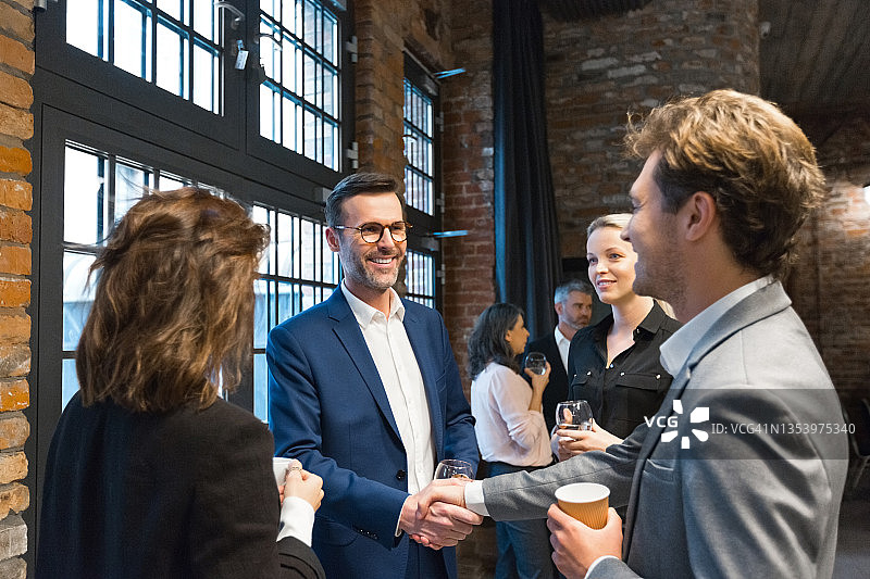 商务人士在研讨会上喝咖啡休息图片素材