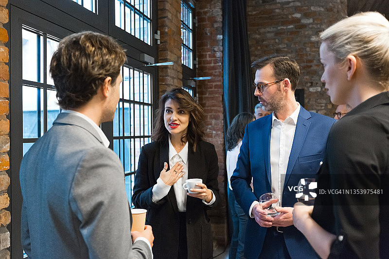 商务人士在研讨会上喝咖啡休息图片素材