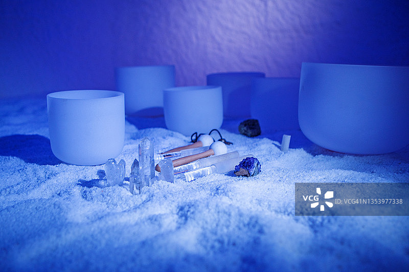 健康水疗盐洞中的声音疗愈仪式乐器和碗图片素材