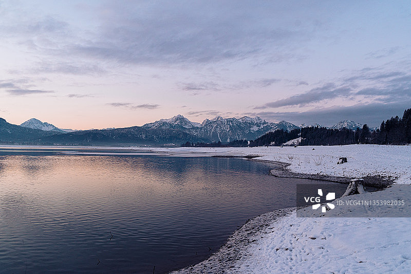 冬季福根湖的日出图片素材