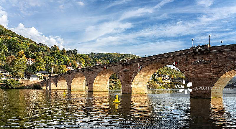 海德堡老桥和内卡河上的航运，德国巴登-符腾堡图片素材