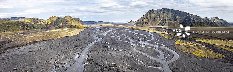 冰岛高地河流风光：黑色熔岩沙滩、山脉与河流图片素材