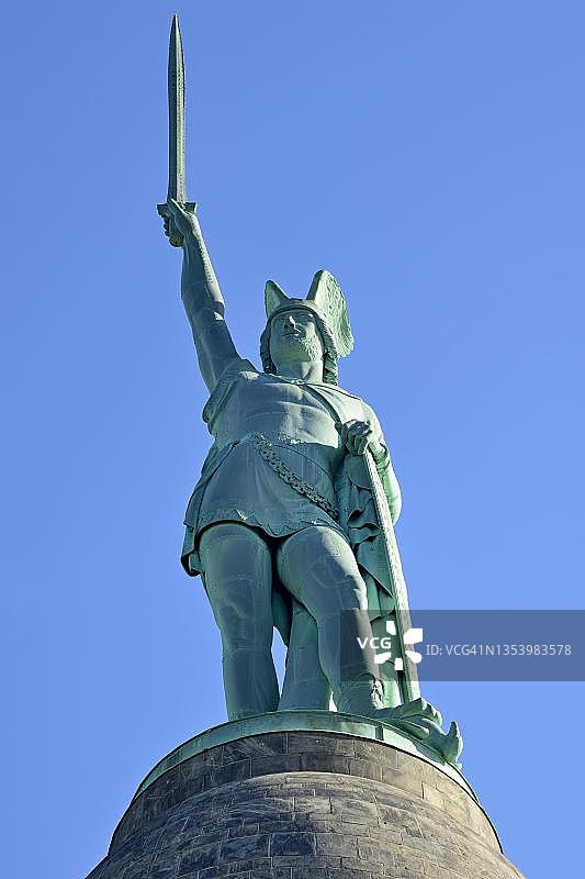 赫尔曼纪念碑，位于德国北莱茵-威斯特法伦州代特莫尔德条顿堡森林的巨型雕像图片素材