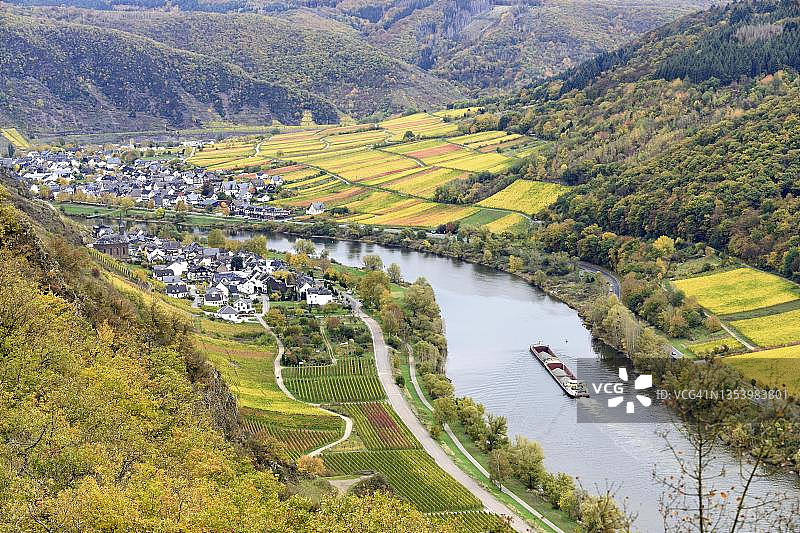 瓦尔维克和恩斯特的葡萄酒村庄景观，摩泽尔河上的货船，德国莱茵兰-普法尔茨图片素材