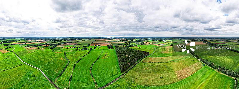 德国下萨克森州米特拉德全景航拍：河流融入农业景观图片素材