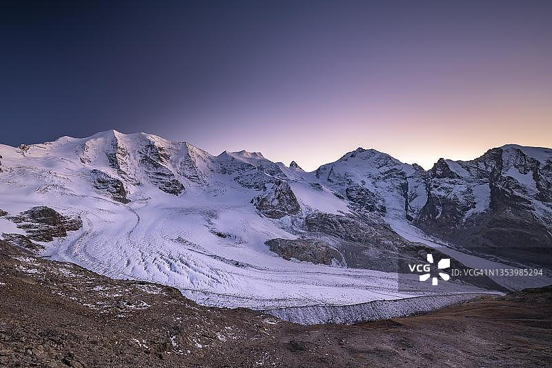 瑞士迪亚沃莱扎山全景：伯尔尼纳山群风光图片素材
