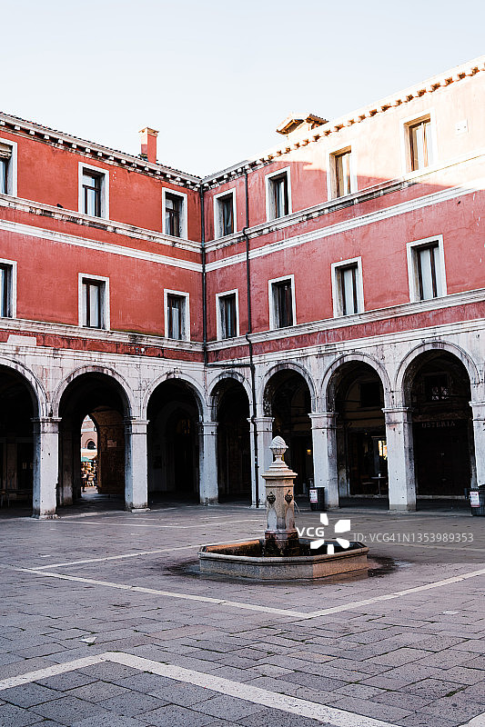 威尼斯典型房屋的带喷泉的庭院图片素材