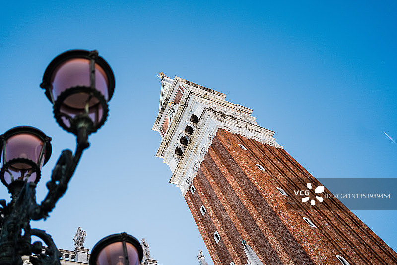 从下方拍摄的圣马可广场塔楼与街灯图片素材