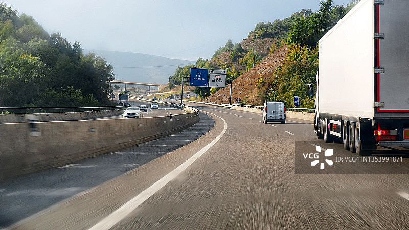 汽车在高速公路左车道行驶，超过卡车图片素材