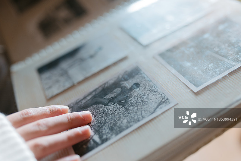 观看老照片相册的人的特写镜头图片素材