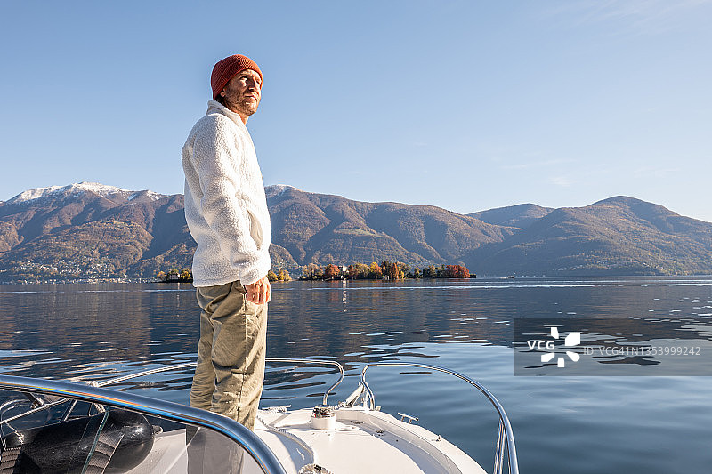 秋季湖上小船上的年轻人图片素材