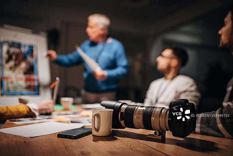 记者深夜会议图片素材