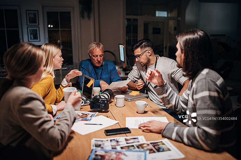 杂志编辑深夜工作图片素材