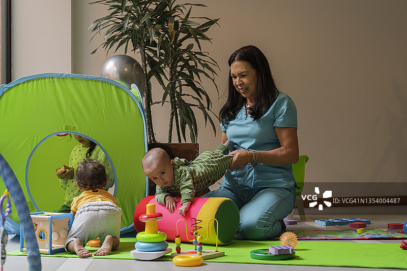 理疗师为女患者进行感觉统合治疗图片素材