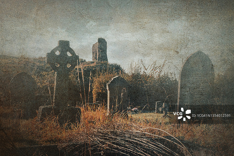 乡村的怪异墓地和远处的废墟（带有颗粒感）图片素材