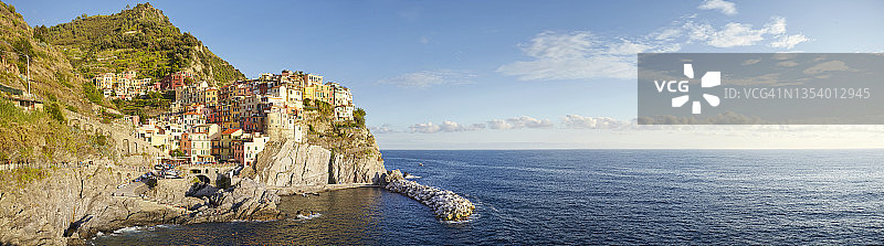 意大利利古里亚五渔村马纳罗拉渔村全景图片素材