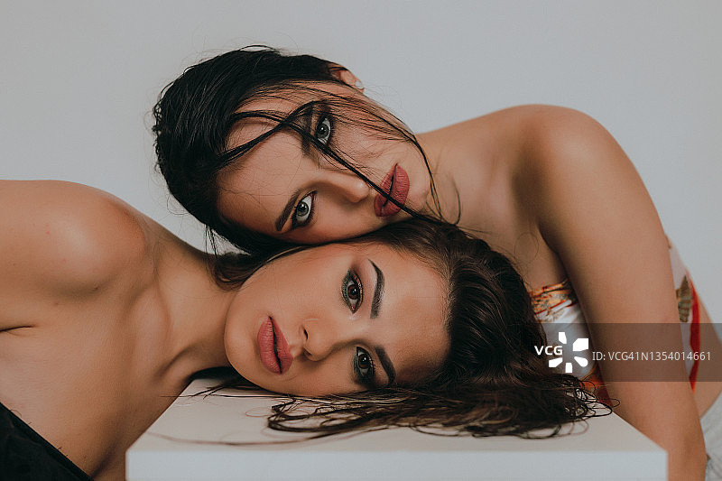 两位年轻女性的美容头像图片素材