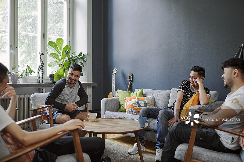 年轻男人在客厅里聊天图片素材