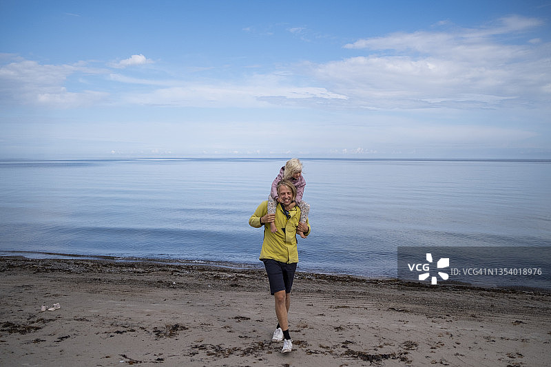 母亲扛着女儿图片素材