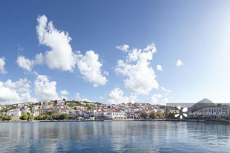 希腊皮洛斯港口城镇的航拍景色图片素材