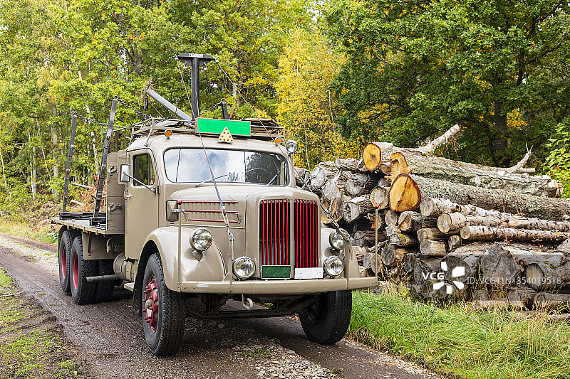 土路上的老式货车图片素材
