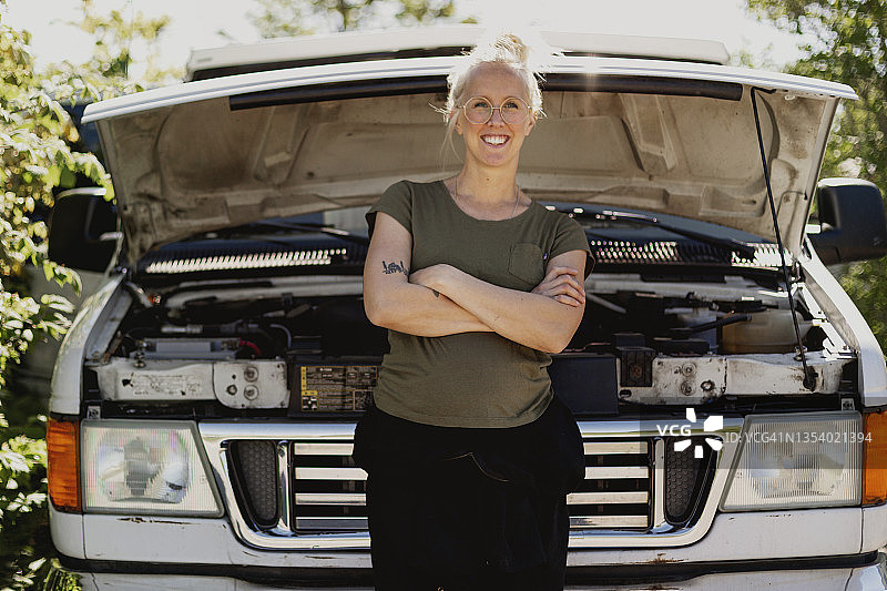 站在汽车前的女人图片素材