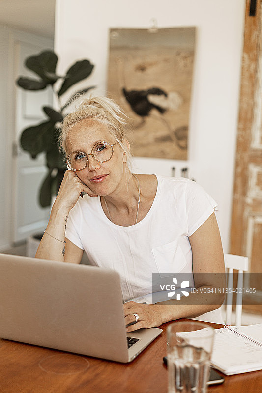 一个女人在家里使用笔记本电脑图片素材