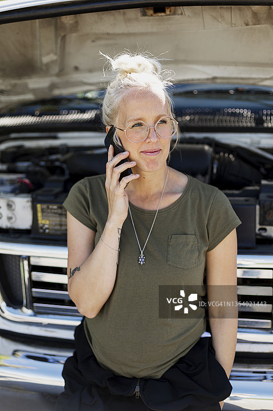 微笑的女人用手机通话图片素材