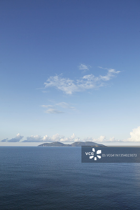 远处海岛景观图片素材