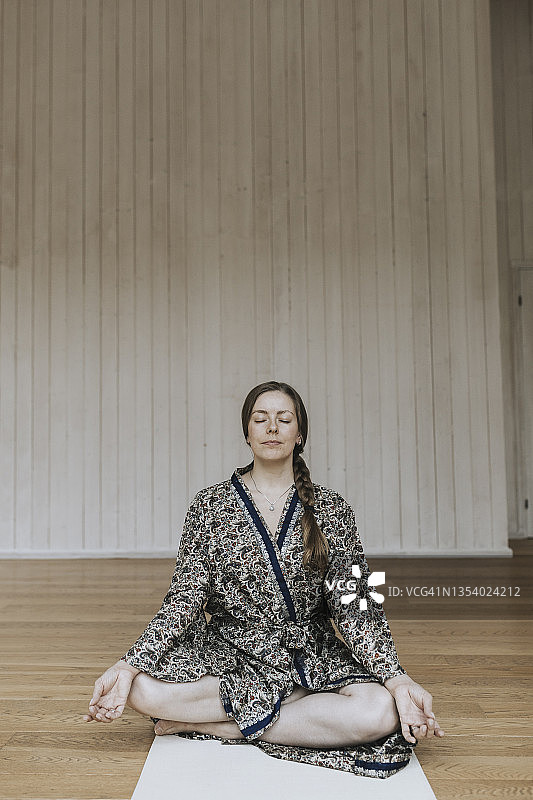 闭目冥想的女人图片素材