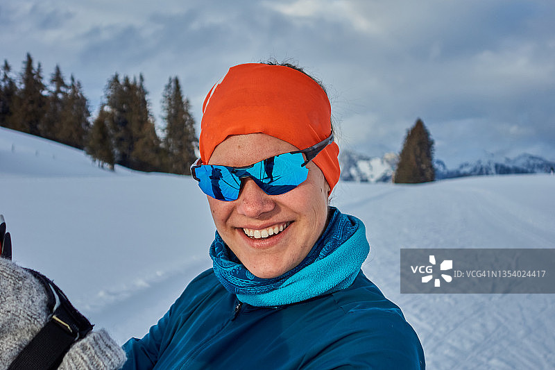 微笑的女越野滑雪运动员画像图片素材